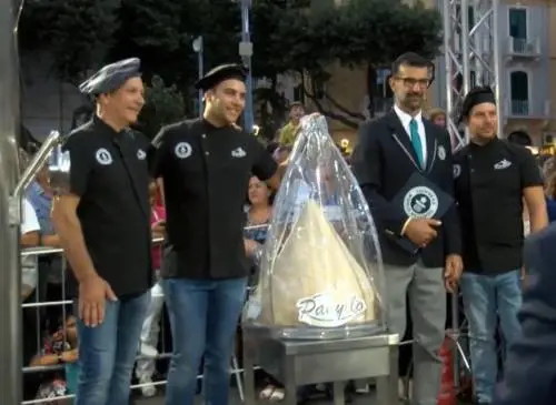 Guinness World Records, a Messina l'arancino più grande al mondo: battuta Catania