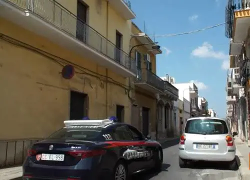 Brindisi, citofona ai vicini e accoltella 17enne: fermato uomo con problemi psichici