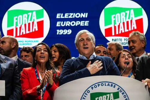 Forza Italia apre la stagione congressuale. Tajani: "Siamo a quota 100mila iscritti"