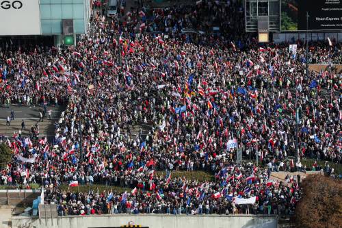 Anche Varsavia verso il voto. Folla in piazza contro il governo