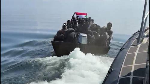 Migranti col machete, battaglia navale sulla rotta per Lampedusa