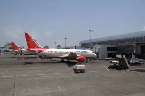 Perché l’India vuole vietare l’uso del profumo per piloti e assistenti di volo