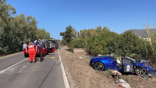 Sardegna, Ferrari si schianta contro un camper: coppia muore carbonizzata