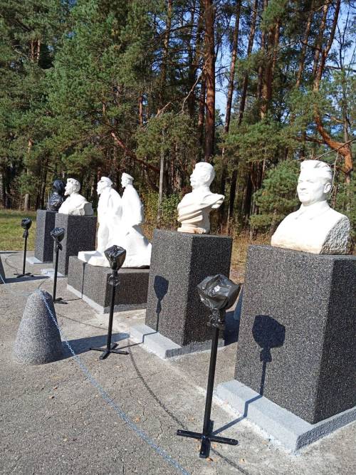 Busti di Stalin e Lenin nel memoriale: lo sfregio alle vittime del comunismo