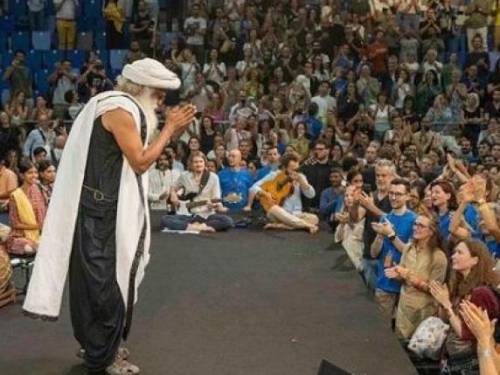 Un momento dell'incontro del guru Sadhguru, che ha radunato una folla di oltre 4mila persone, nonostante il prezzo di un biglietto arrivasse a costare anche 900 euro