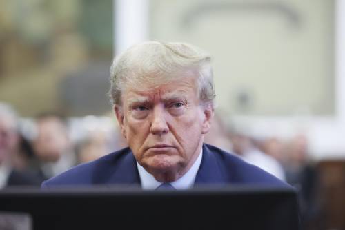 "Crimine contro di me. È caccia alle streghe": show di Trump al processo