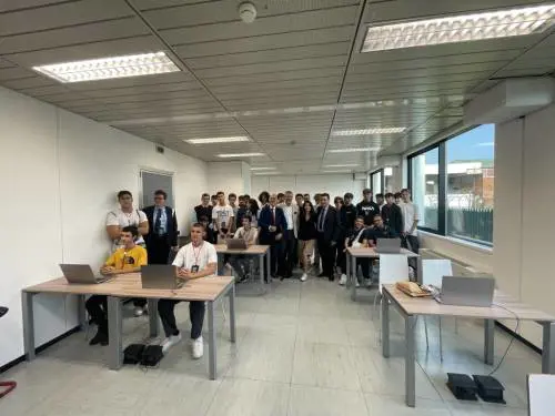 Malpensa, inaugurata la scuola in aeroporto: a lezione al Terminal 2
