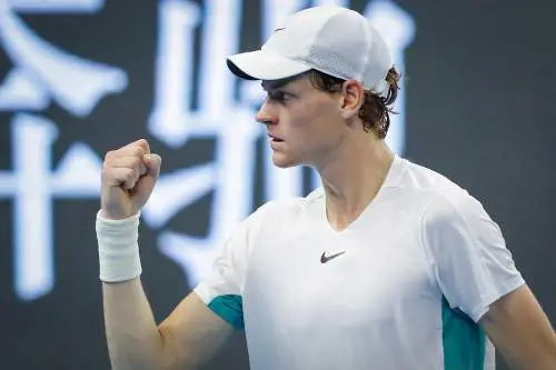 China Open, Sinner vince e va in semifinale contro Alcaraz. Nel terzo set è stato male