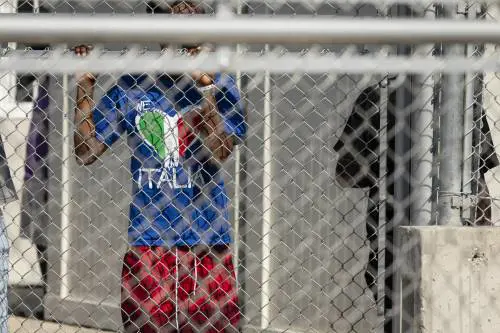 Presa per i capelli, poi l'assalto sessuale sulla militare. Preso nigeriano nel Cpr