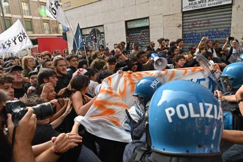 La galassia rossa in piazza contro la Meloni: odio, violenze e scontri con la polizia