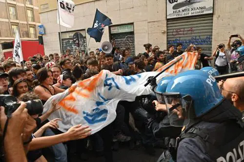 Torino, la galassia rossa in piazza contro la Meloni: odio, violenze e scontri con la polizia