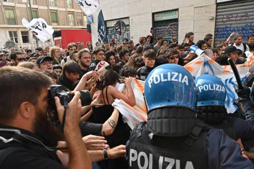Scontri tra manifestanti e polizia al corteo contro la Meloni a Torino 