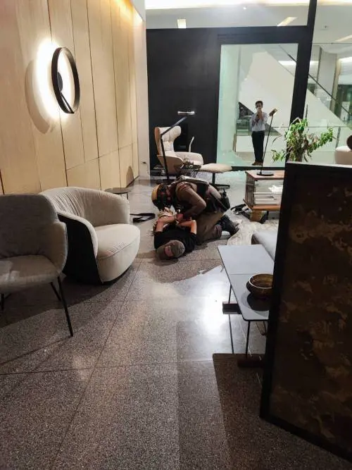 Gli spari, la fuga, il blitz della polizia: due morti in un attentato a Bangkok. Fermato un 14enne
