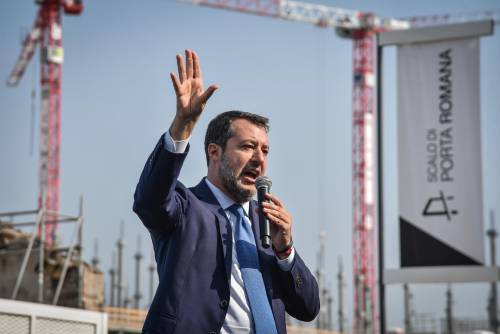"Basta blocchi ai tir italiani". Salvini attacca l'Austria sul transito al Brennero