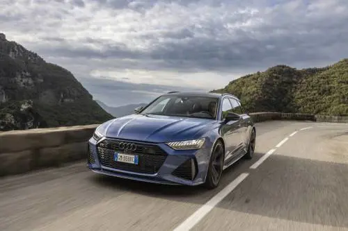 Nuova Audi RS6 Performance: 630 CV per la station wagon più potente di sempre. La prova