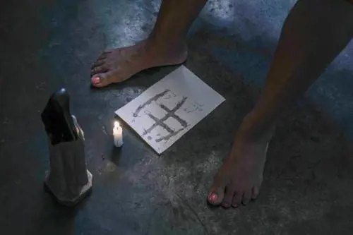 Polveri, boccette e pergamene: così il leader delle Seychelles va a processo per stregoneria