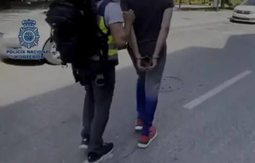 Violenta la figlia neonata e la offre ad estranei: genitori arrestati a Madrid