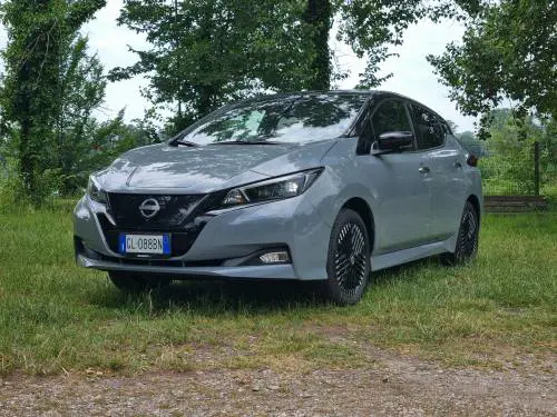 Nissan Leaf 2023: test drive, pregi e difetti del crossover 100% elettrico da città 