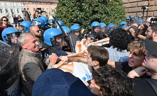 "Poliziotti feriti e lancio di oggetti". Cosa non dice la sinistra sugli scontri di Torino