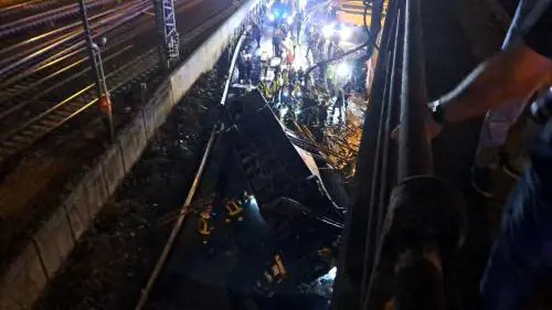 Il pullman, il cavalcavia sfondato e i cavi dell'elettricità: le immagini della tragedia di Mestre