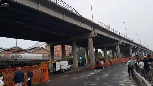 "Non ha frenato", "Solo una ringhiera". È scontro sul guardrail a Mestre