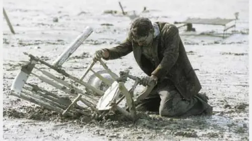 Un viaggio all'interno della memoria collettiva e nelle viscere industriali del disastro annunciato