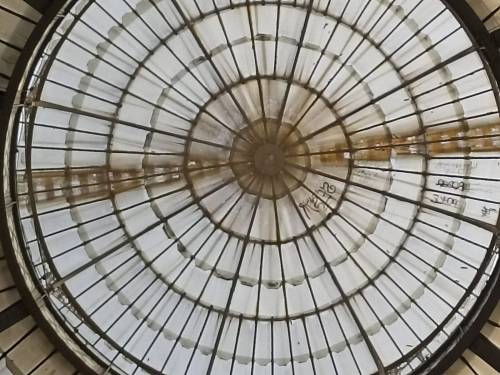 Galleria Vittorio Emanuele II di Milano torna nel mirino dei vandali: le tag sulla cupola