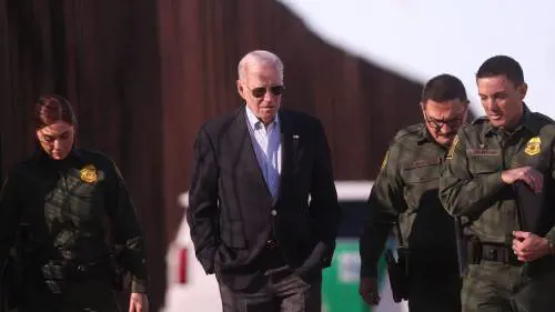 Migranti Usa, Biden alza il muro al confine: l'ipocrisia dem sulle norme green
