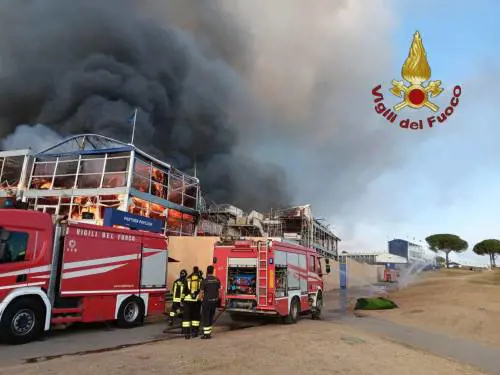 Roma, incendio in un golf club: in fiamme la tribuna della Ryder Cup