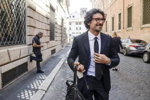 Lo sciacallo Toninelli, grandi opere piccoli politici