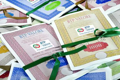  i buoni del Tesoro a 5 anni hanno raggiunto la quota di 17,190 miliardi di euro e 641.881 contratti registrati, dopo aver registrato sottoscrizioni per 1,565 miliardi nella sola giornata di oggi. 