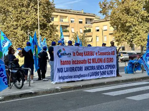 I ghigni in tribunale. "Noi derisi dai Soumahoro": l'ira degli ex lavoratori