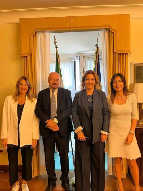La senatrice trasloca nelle file di Italia Viva e Cateno De luca la aggredisce sui social 
