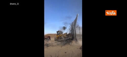 Israele, bulldozer palestinese rimuove muro di separazione con striscia di Gaza