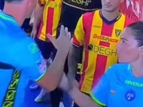 "Nega la stretta di mano alla guardalinee": l'arbitro Sacchi finisce nella bufera