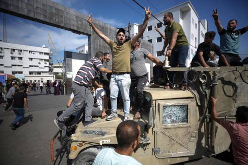 Netanyahu: "È guerra. Ma la vinceremo noi". Bombardata Gaza. Il dilemma degli ostaggi