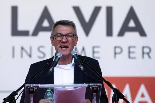 I sindacati evocano lo "squadrismo" ma devono cedere per evitare sanzioni. Salvini: "Buonsenso"