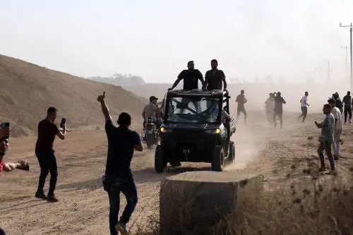 Palestinesi che attraversano la barriera di confine con Israele da Khan Yunis, nel sud della Striscia di Gaza.
