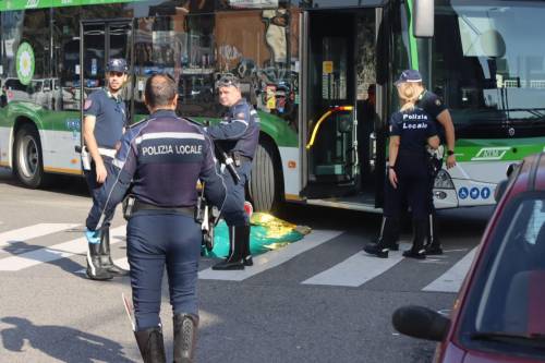 Pedone investito da un bus a Milano: morto 48enne