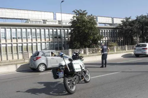 Ancora un incidente mortale a Milano, morto un uomo di 48 anni: le immagini