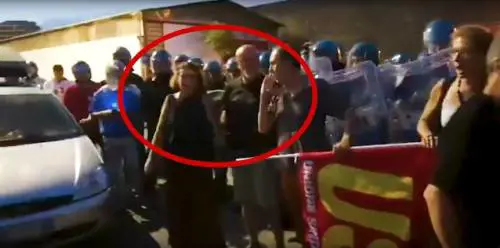 "Lì per evitare gli scontri". Ma un video smaschera la Apostolico: cori e urla coi manifestanti