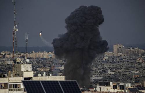 Un edificio appena bombardato dall'aviazione israeliana a Gaza.