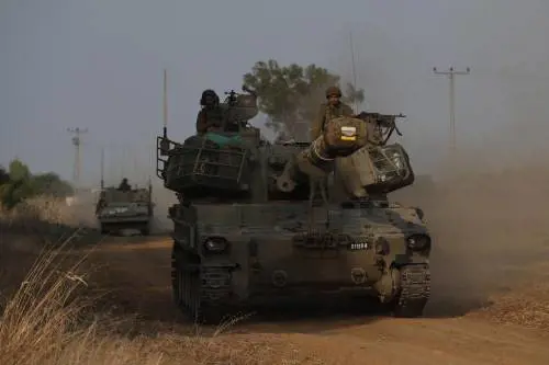 Scontri e raid contro Hamas: oltre 700 morti. Stranieri tra gli ostaggi. E gli Usa muovono una portaerei | La diretta