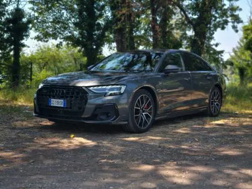 Audi A8 2023: imponente, super tecnologica e anche plug-in, per il massimo comfort. La prova