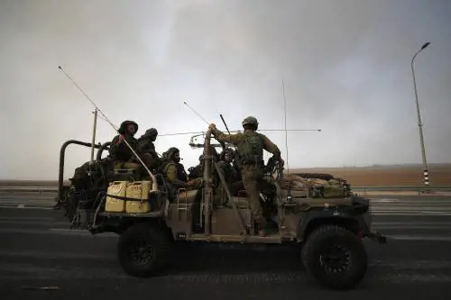 A Gaza raid a tappeto. In arrivo la fila di tank. Le azioni di forza per liberare i kibbutz. Oltre 700 le vittime
