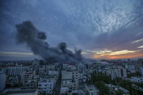 Nelle mani di Hamas oltre cento ostaggi. "In casa e nei tunnel". Molti sono stranieri
