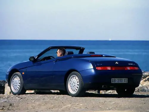 Alfa Romeo Spider 916, guarda la gallery