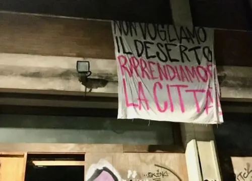 Uno degli striscioni appesi dagli anarchici