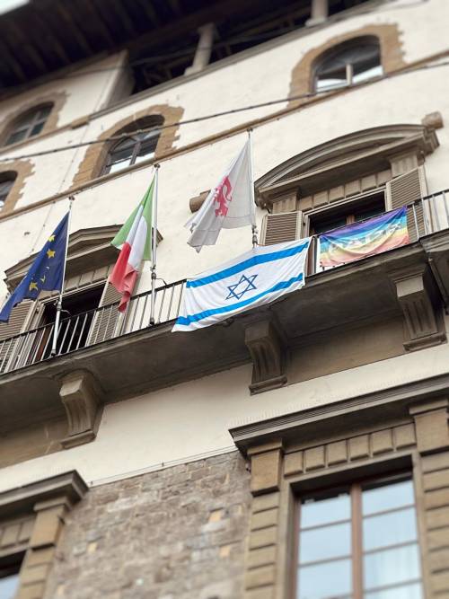 La bandiera di Israele sul balcone di Palazzo Vecchio, a Firenze