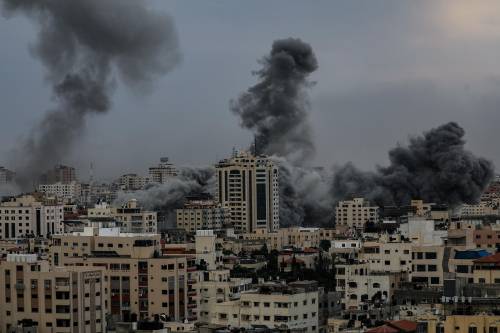 Israele bombarda Gaza. La minaccia di Hamas: "Uccideremo gli ostaggi". Due italiani dispersi | La diretta